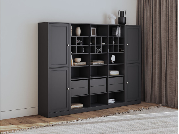 Гостиная Люси со стеллажом